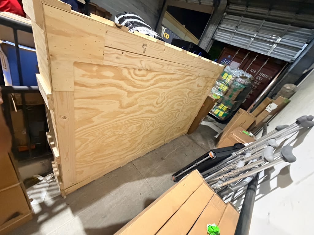 Televisor protegido en crate de madera a la medida