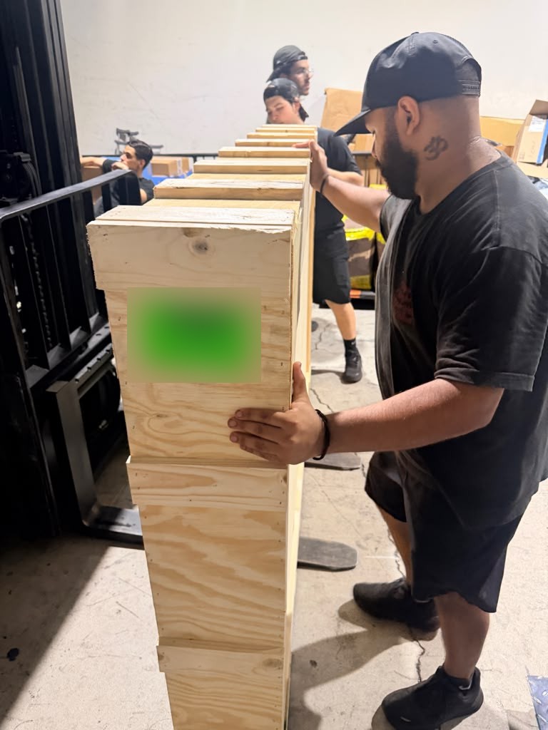 Equipo de VARPAL manipulando el crate del televisor