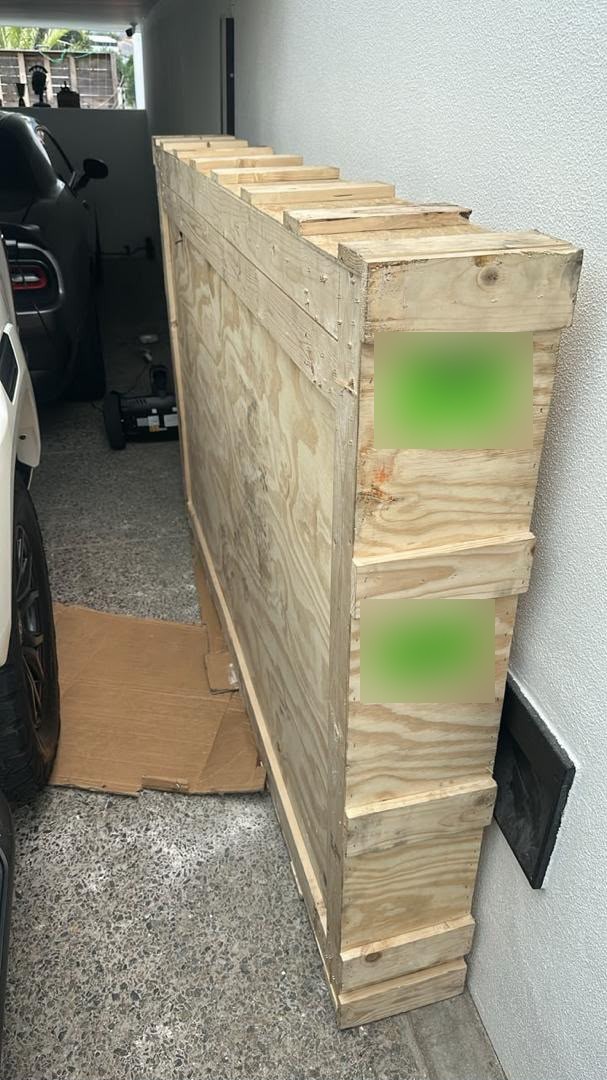 El crate del televisor entregado en destino final en Caracas